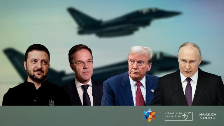 Twee mannen in pak zitten aan een tafel met een vliegtuig op de achtergrond.