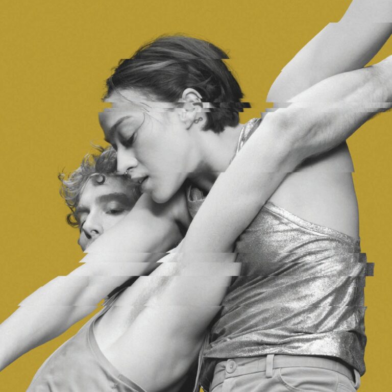 Een artistiek zwart-wit beeld van twee dansers in dynamische poses, met een gele achtergrond.