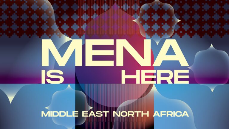 Kleurig logo-achtig beeld met de witte tekst “MENA HERE” tegen een abstract geometrisch patroon.