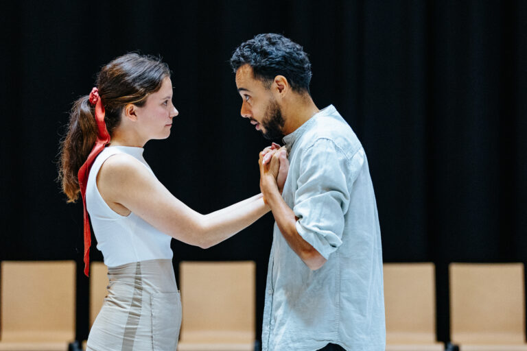 man en vrouw die elkaar aankijken en handen vasthouden