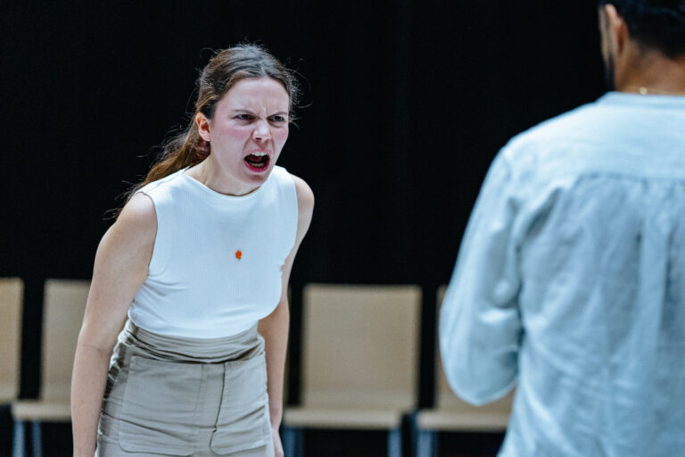 vrouw die naar man schreeuwt