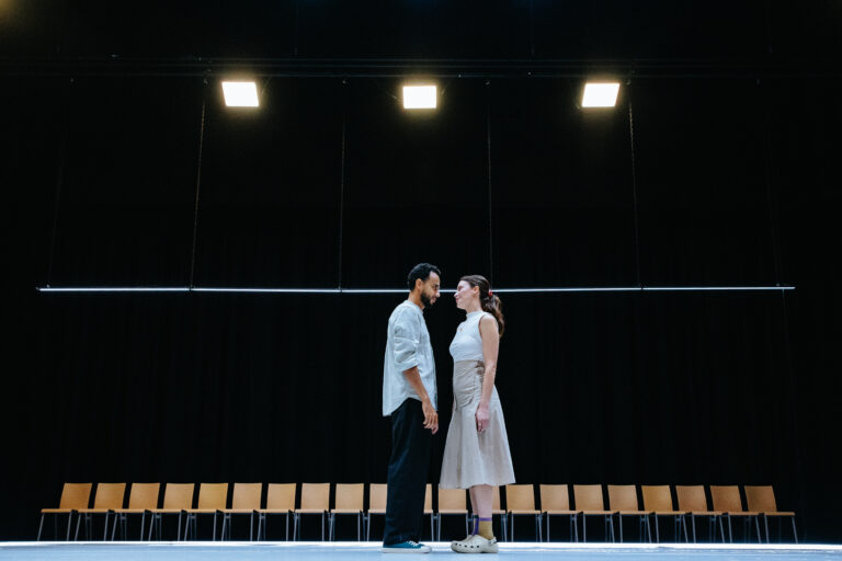 man en vrouw die elkaar verliefd aankijken