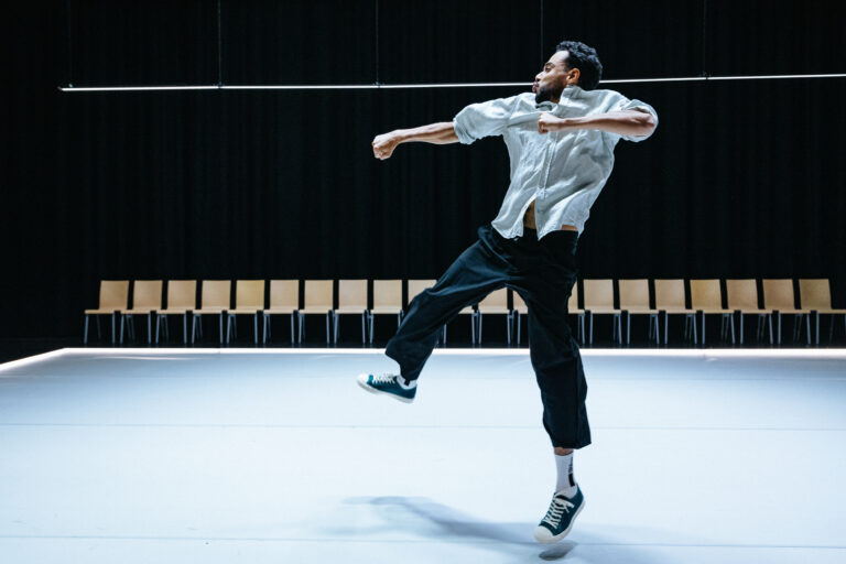 man op toneel die springt