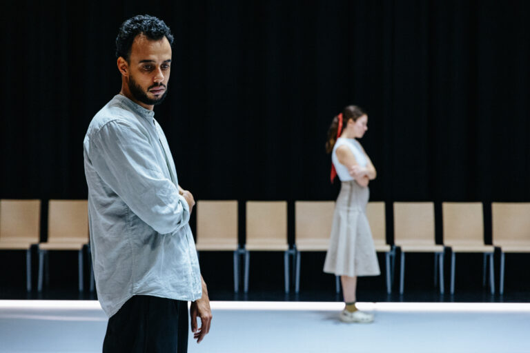 man en vrouw die boos zijn, elkaar niet aankijken