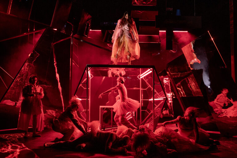 HOPE Mit Texten von Maria Milisavljević Regie Guy WeizmanChoreografie Roni Haver