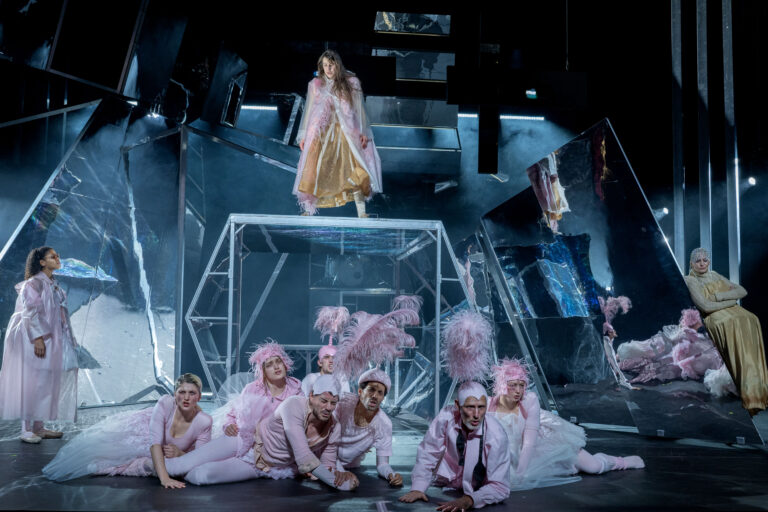 HOPE Mit Texten von Maria Milisavljević Regie Guy WeizmanChoreografie Roni Haver