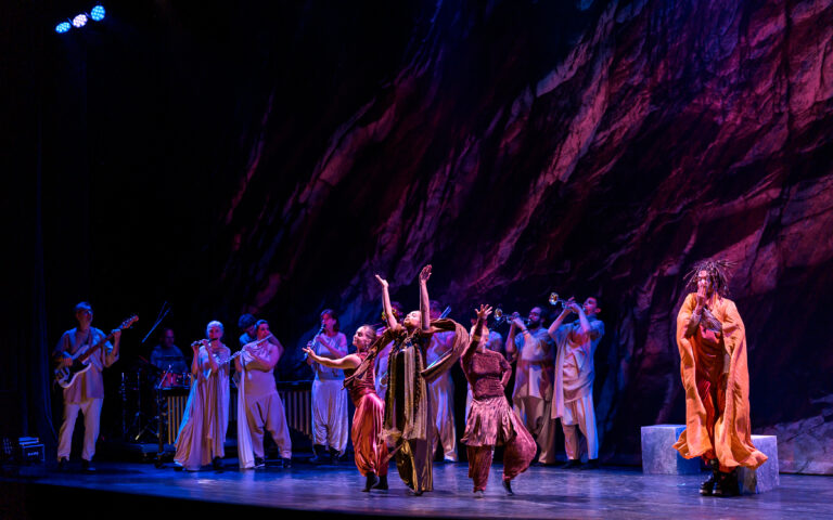 3 mensen dansend in het midden van het podium