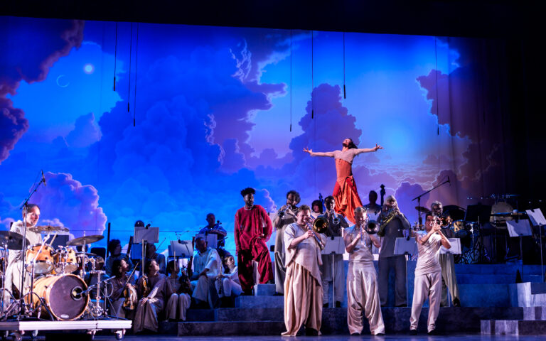 Groep dansende mensen met blauwe achtergrond