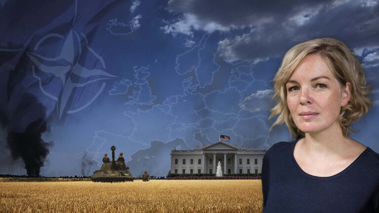 Uitgestrekt gouden graanveld met een statig wit gebouw met zuilen in de verte onder een blauwe lucht met wolken.