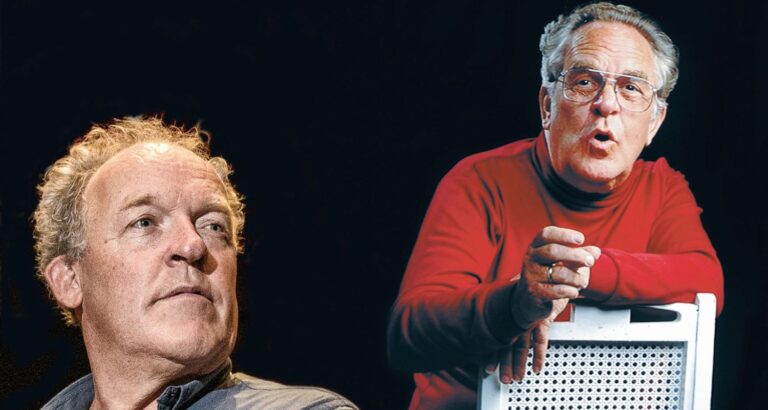 Twee mannen, een in een grijze trui en de ander in een rood shirt, kijken naar camera; één man houdt iets vast en lijkt te spreken.