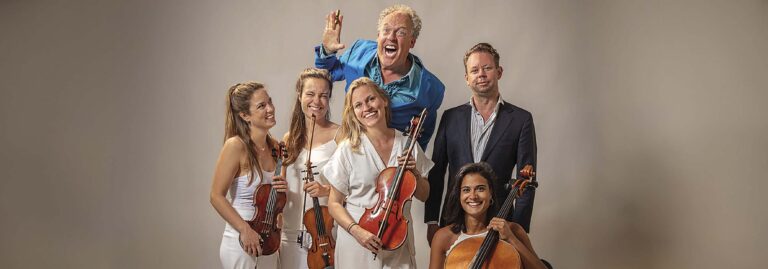 Een groep vrolijke muzikanten met violen poseert samen voor de camera.