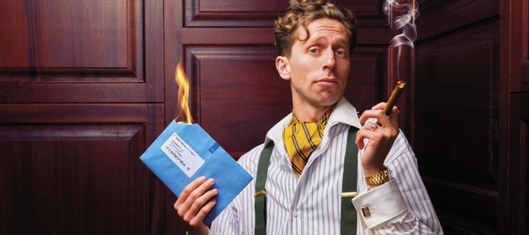 Een man houdt een blauw boek vast waaruit een vlam omhoog komt.
