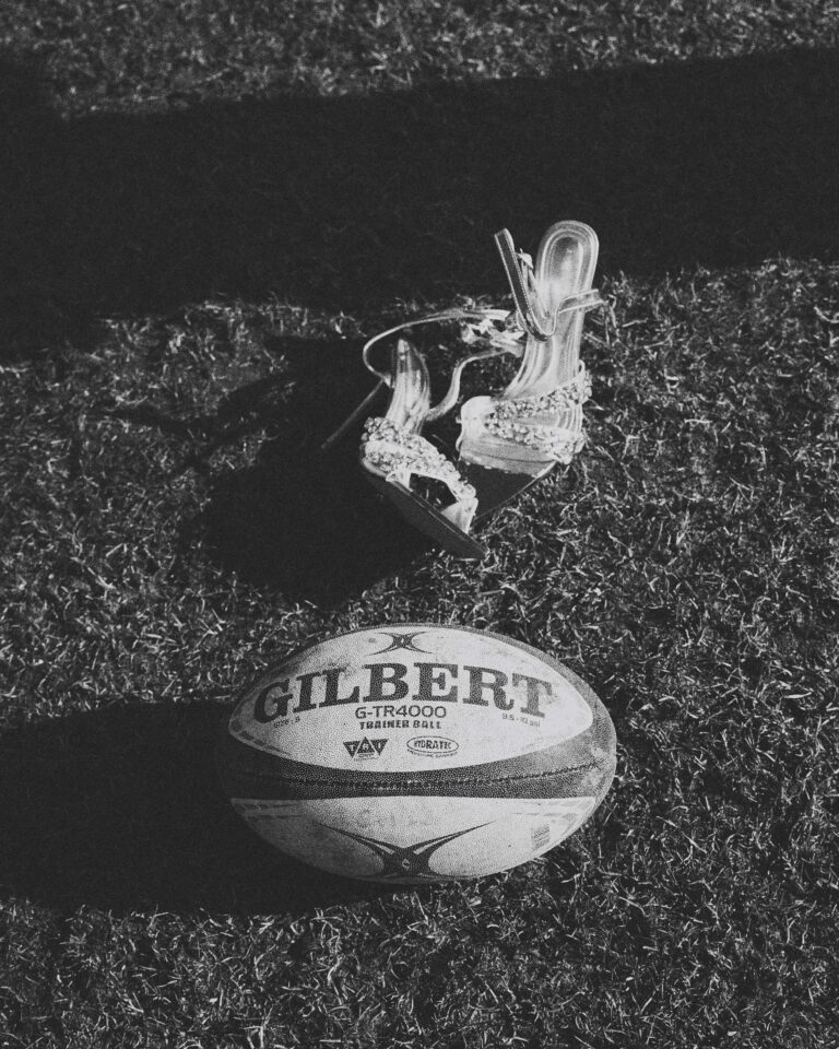 Een Gilbert rugbybal ligt op de grond.