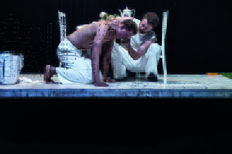 Meerdere mensen staan op een podium tijdens een voorstelling.