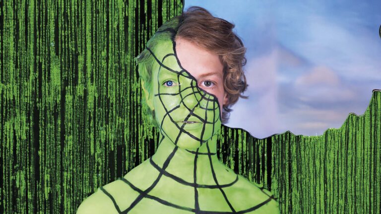 Een persoon met een groen, netachtig masker over het gezicht tegen een achtergrond van groene digitale code en een blauwe lucht.