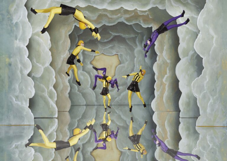 Een surrealistisch tafereel met figuren in gele en paarse outfits die door een grijze, golfachtige achtergrond zweven, weerspiegeld op een glanzend oppervlak.