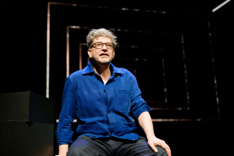 Scènefoto 3 – Welkom Ongemak – LR – fotocredits Sjoerd Derine