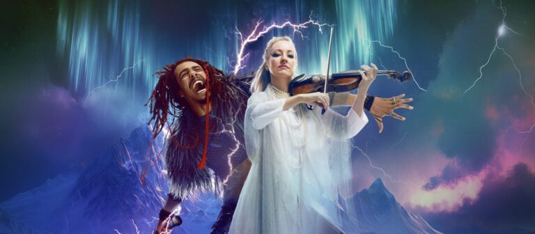 Een man met dreadlocks staat schreeuwend naast een vrouw in een witte jurk die viool speelt, met een achtergrond van bliksem en aurora-achtige lichten.