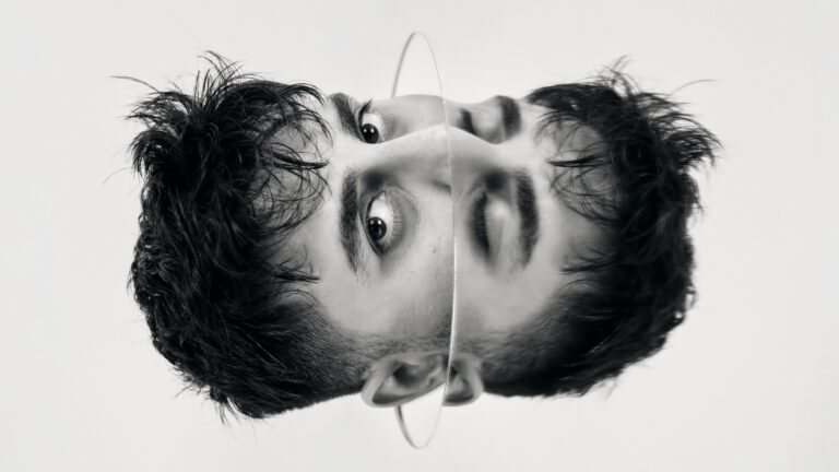 Twee zwart witte gespiegelde gezichten