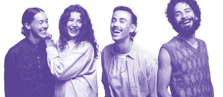 4 personen lachend naast elkaar