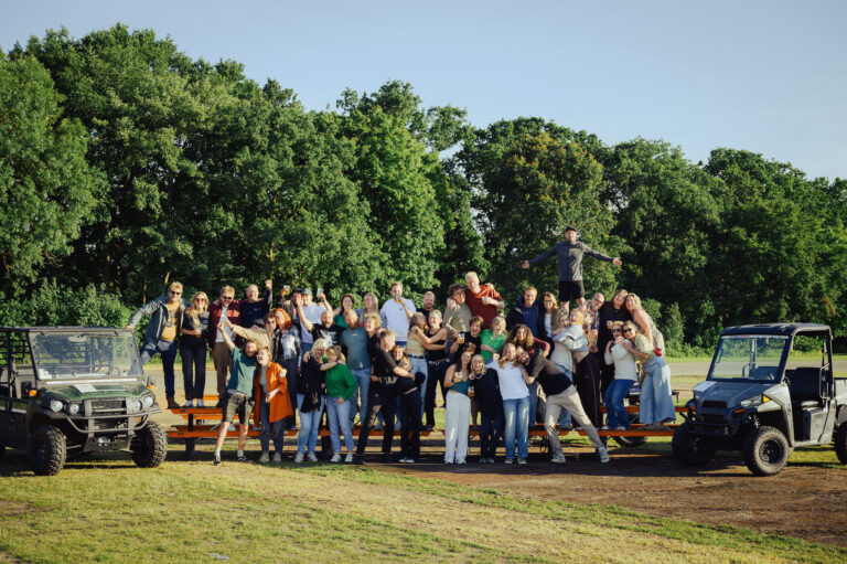 Foto van grote groep medewerkers van Summerstage.