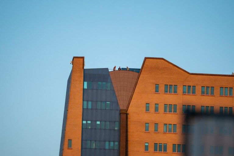 Fotograaf en collega's op het dak van het Gasuniegebouw om foto's te maken van het festivalterrein.