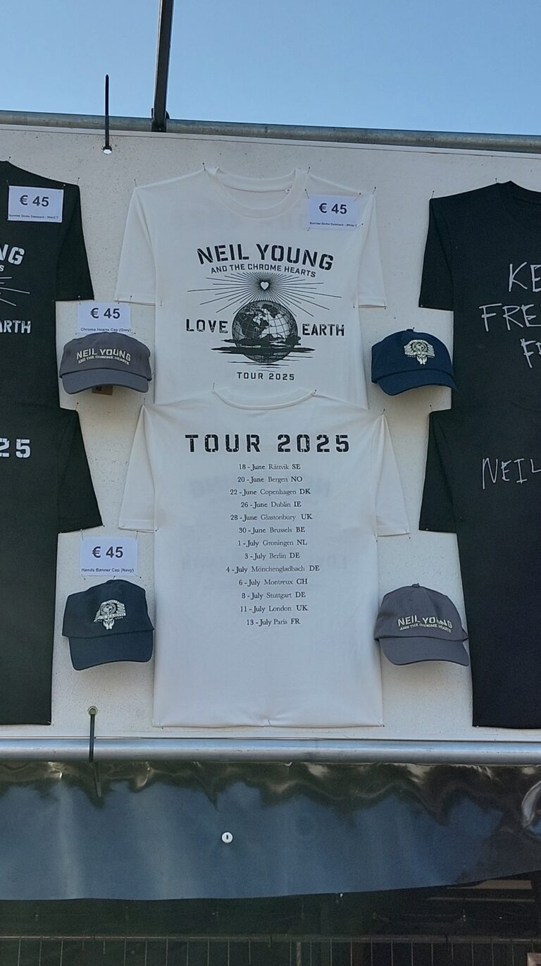 Merchandise van Neil Young waarop de stad Groningen te zien is bij de tourlijst.