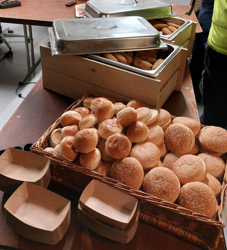 Een groot aantl broodjes en kroketten voor de harde werkers als midnight snack.