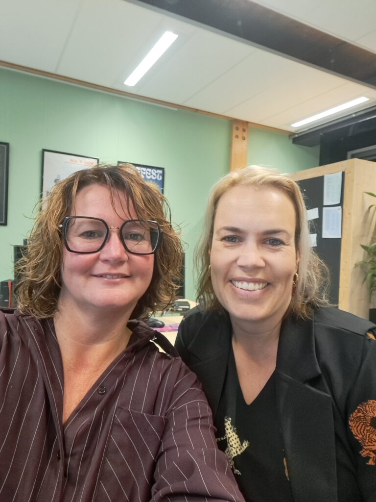 Twee lachende vrouwen