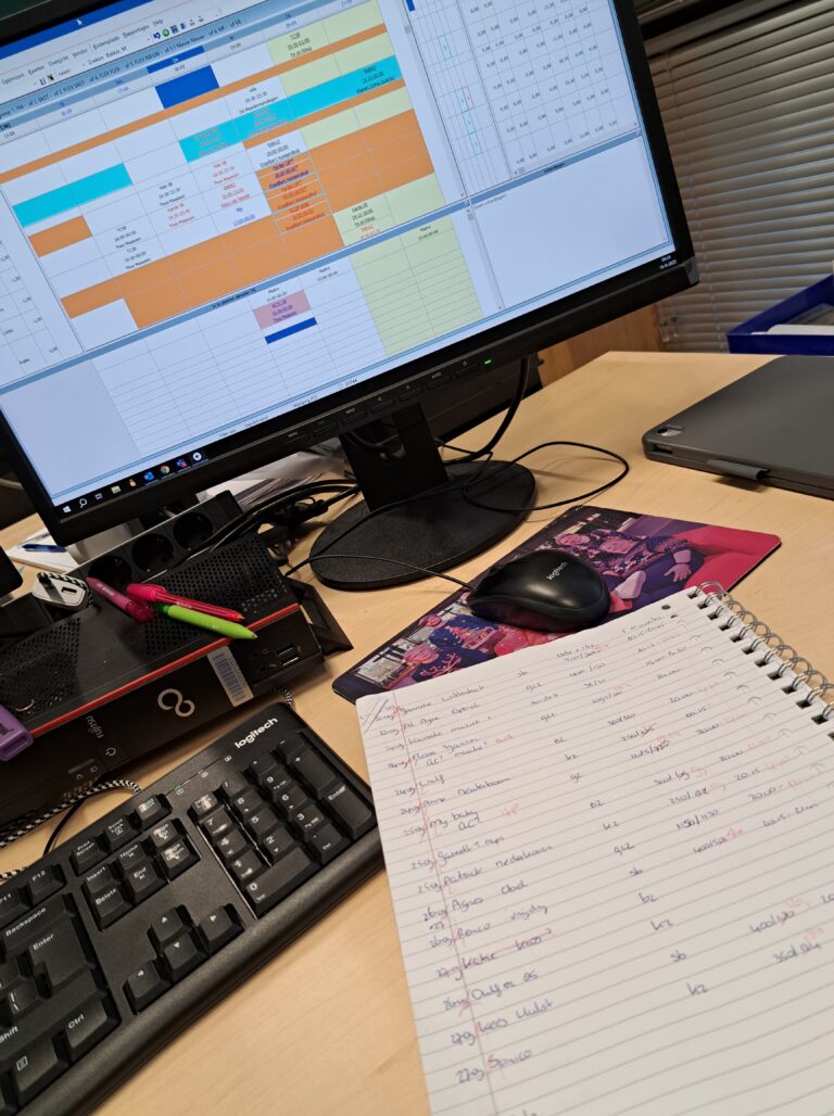 Bureau met computer en schrift