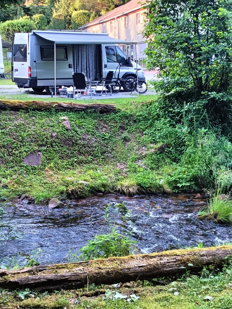 Grasveld met een camperbus