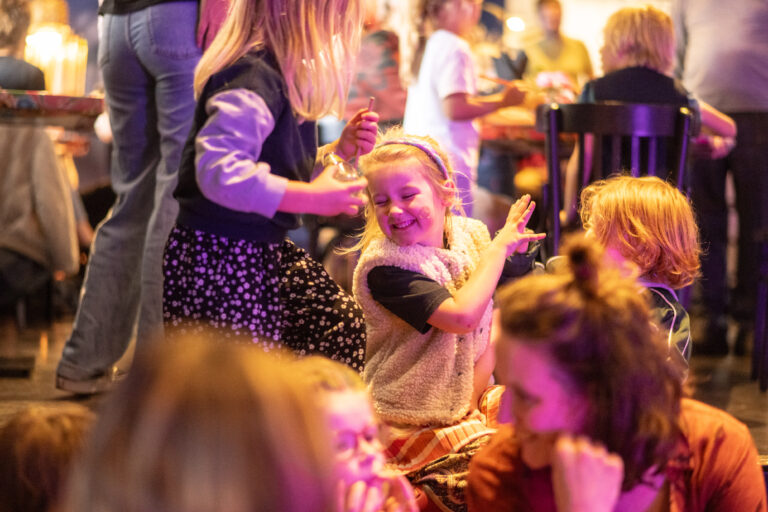 Kinderen spelen en lachen samen in een gezellige omgeving.