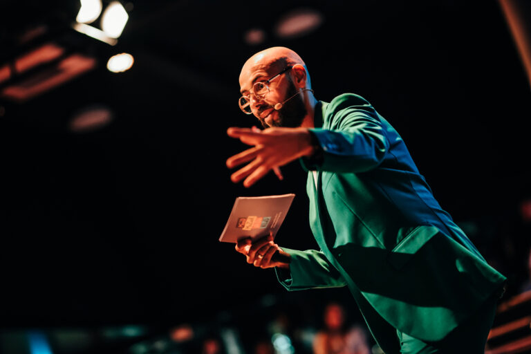 Karim Amghar in groen pak