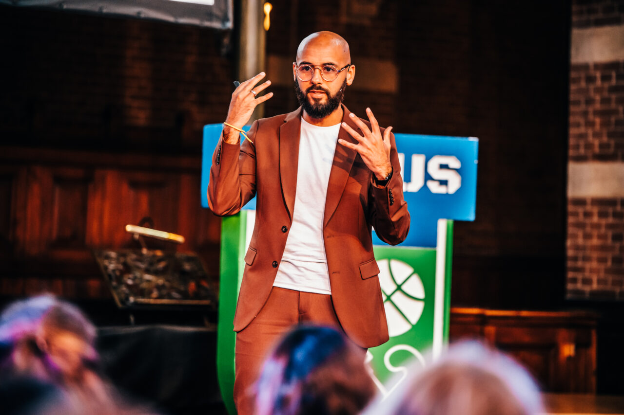 Karim Amghar in oranje pak