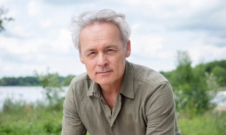 portret van Marcel Hensema met groen overhemd aan