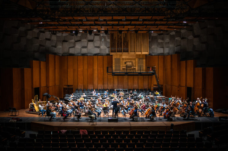 Het Noord Nederlands orkest dat repeteert in de Grote Zaal van de Oosterpoort.