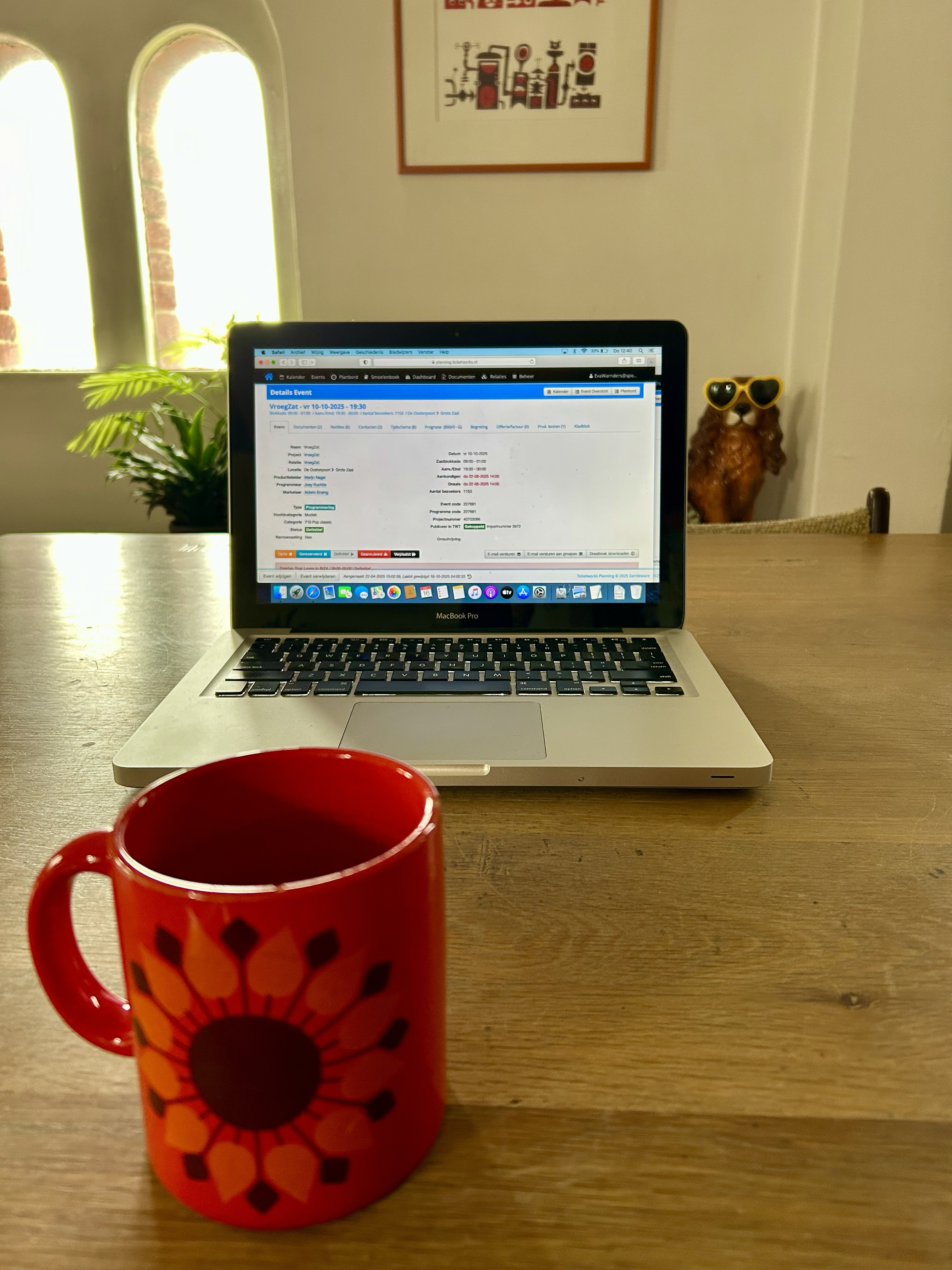 een tafel met daarop een laptop en een kopje koffie