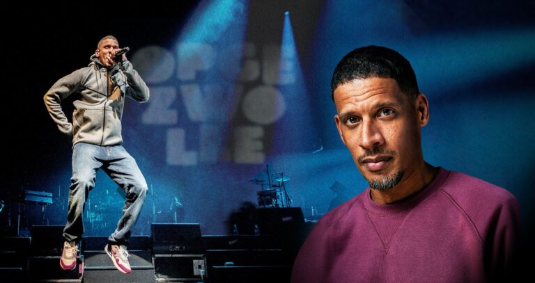 Rapper voert energiek op tijdens een liveshow met blauwe podiumverlichting, terwijl rechts een portret van hem te zien is tegen een donkere achtergrond; de afbeelding combineert performancekracht met persoonlijke uitstraling