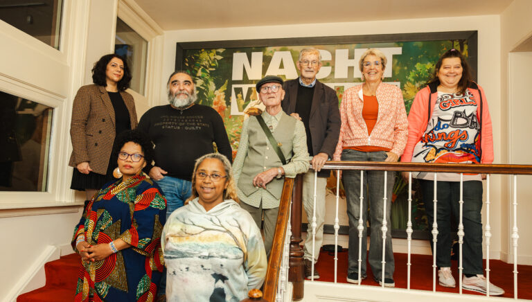 een trap met 8 mensen erop