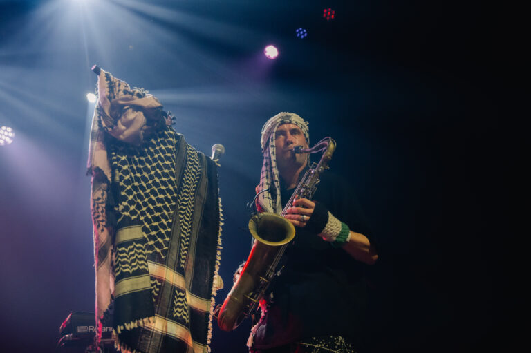 2025-11-08_AlabasterDeplume_BIZA_Rockit050_CasperMaas_CMA9291