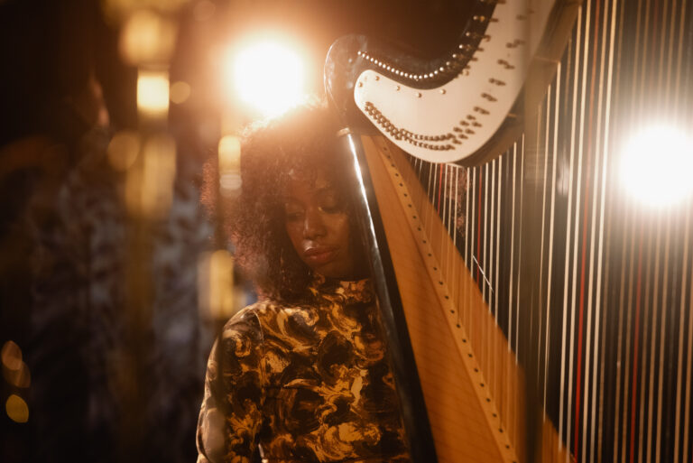 2025-11-08_BrandeeYoungerTrio_Boza_Rockit050_CasperMaas_CMB3564