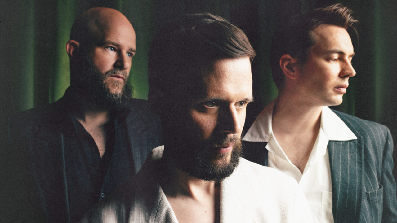 White Lies (credits_ JONO WHITE)