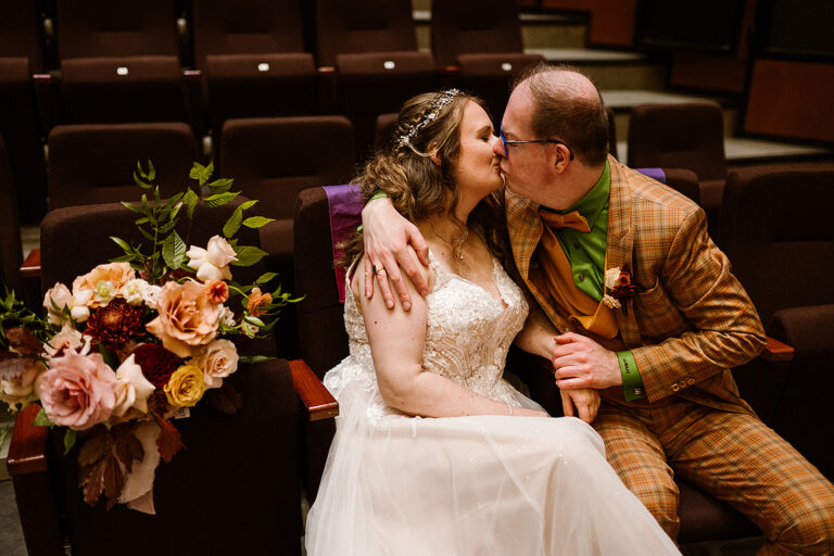 zittend bruidspaar, in De Oosterpoort
