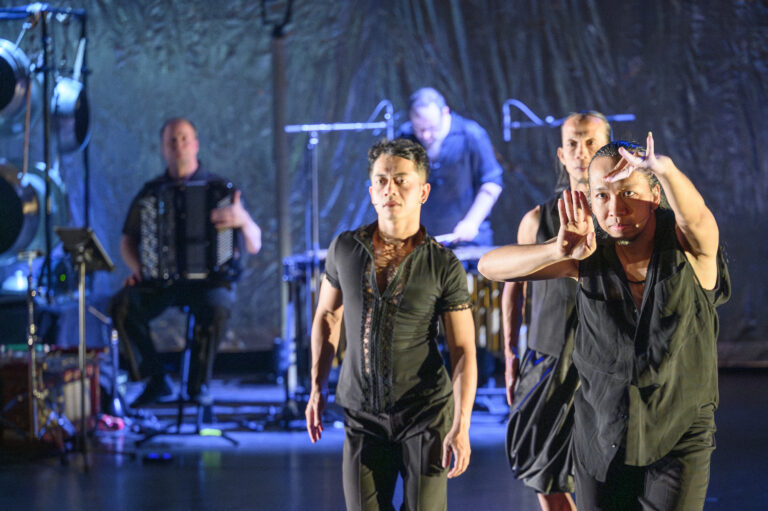 LeineRoebana_Black Pencil_783.8020.Farewell Future Welcome World_Foto Deen van Meer