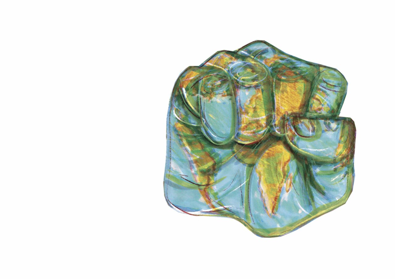 Kleurrijk kristalachtig blok met groene en blauwe tinten en gele aders.