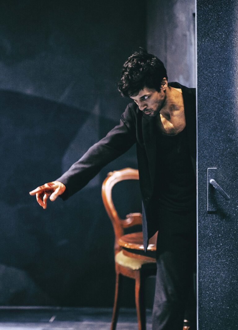 NDT 1 – Out of the stillness, chor. The missing door (Rahi Rezvani) 2- 300 dpi RGB