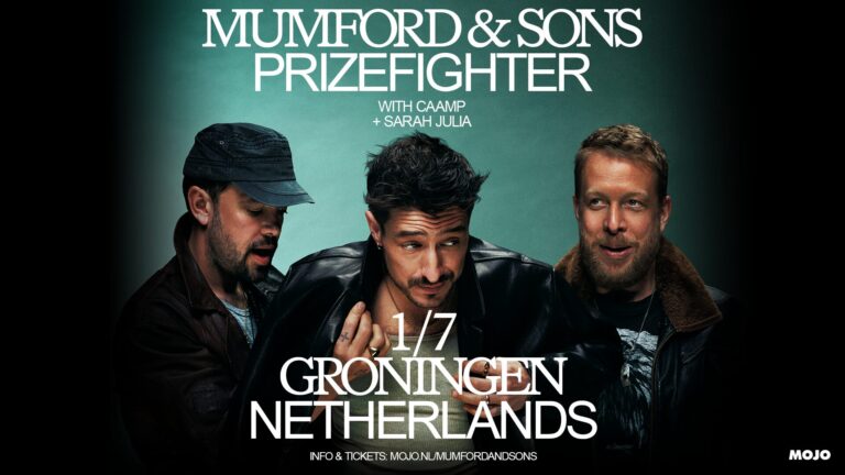 Poster met drie mannen die recht in de camera kijken, met de titel “Mumford & Sons Prizefighter” bovenaan.