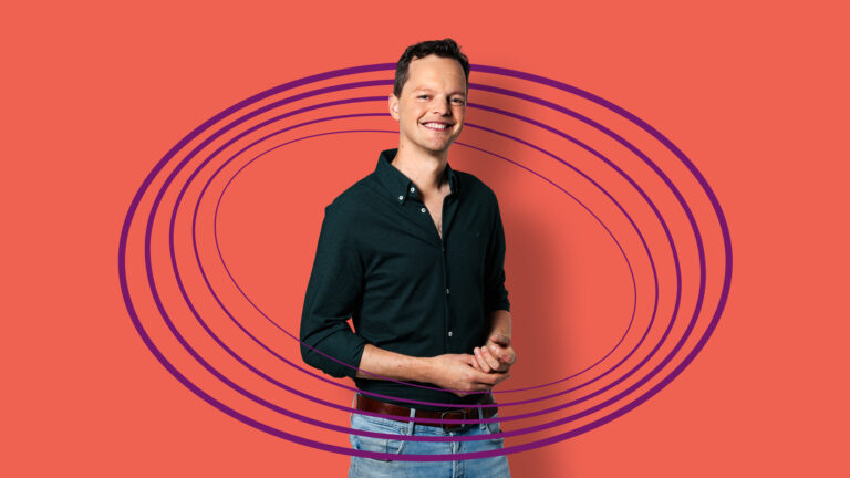 Portretfoto van Sander Zwiep in zwart overhemd met oranje achterwand.