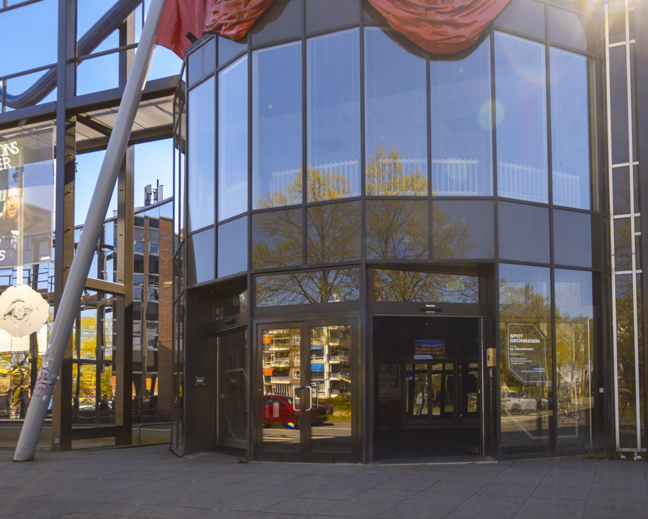 Glazen ingang van de gevel van De Oosterpoort