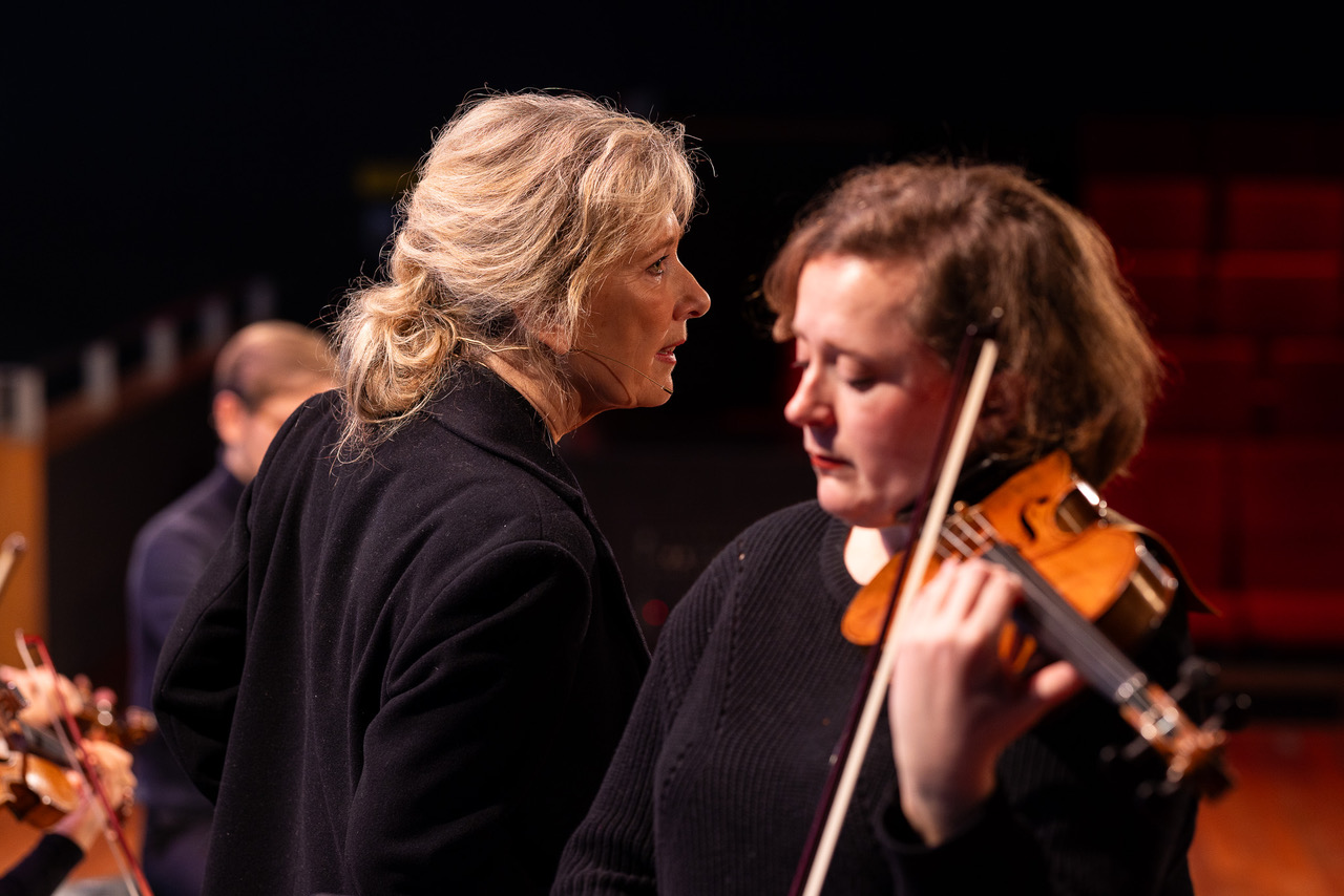 Ariane Schluter met violiste Susanne Schäffer (Juri Hiensch)